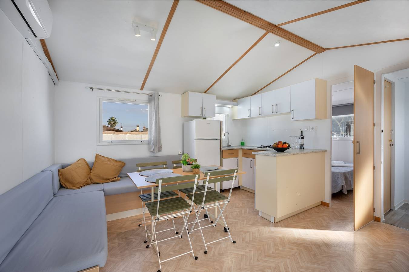 Casa de vacaciones 'El Olivo 1' con piscina compartida, Wi-Fi y aire acondicionado in Playa La Barrosa, Chiclana de la Frontera