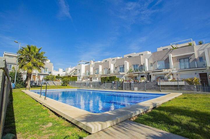 Chalet für 4 Personen, mit Garten und Pool sowie Terrasse in Torrevieja