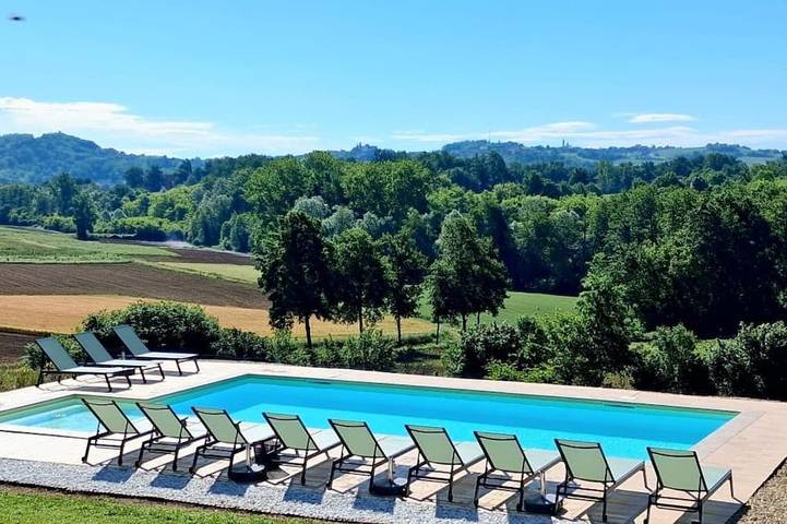 Location de vacances pour 9 personnes, avec jacuzzi et piscine à Tigliole