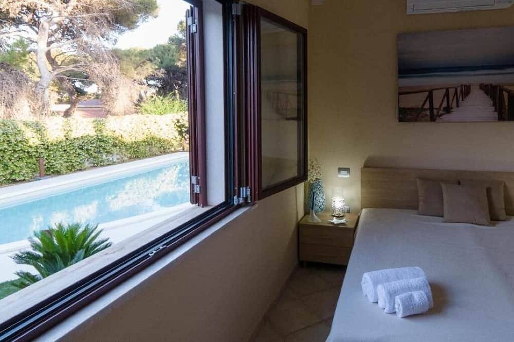 Villa Fenicottero: Elegant Private Oasis with Pool, Near Crystal Clear Sea in Porto Pino Beach, Porto Pino