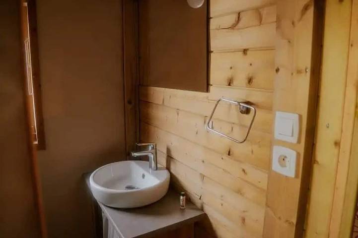 ZEcamping 3 étoiles piscine chauffée cabane TV Lv 43m2 in Florac, Florac-Trois-Rivières