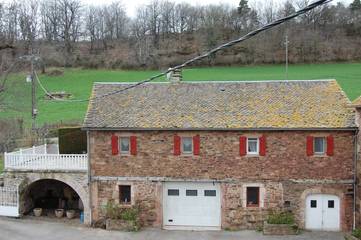 Gîte pour 6 personnes, avec piscine ainsi que terrasse et jardin, animaux acceptés dans l' Aveyron