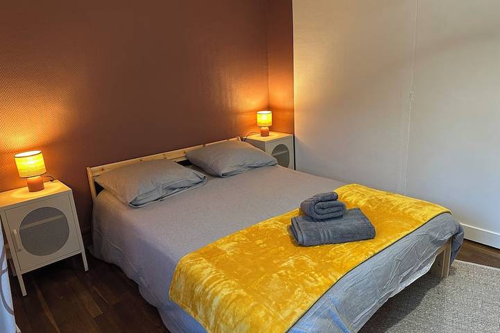 Apartamento entero, Private Apartment - T3+T4 - 190m² - 10 pers - Courtyard&Parking - Hypercentre Bourges in Bourges, Región de Bourges