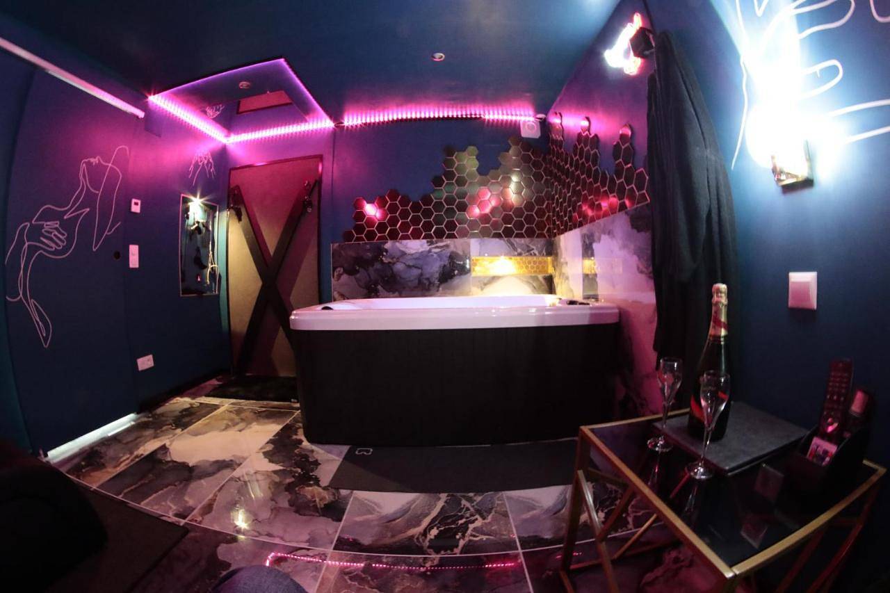 Appartement entier, Le Confidentiel -Love Room, marbres, jeux, jacuzzi in Achenheim, Région de Strasbourg