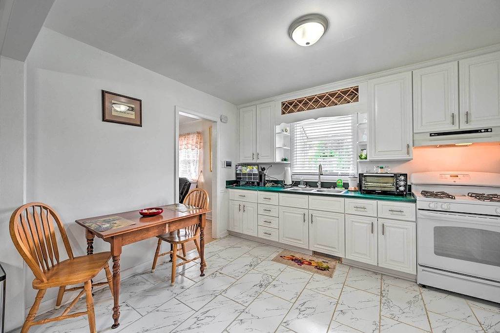 Greensboro Home < 4 Mi to Downtown! in Hillsdale Park, Greensboro