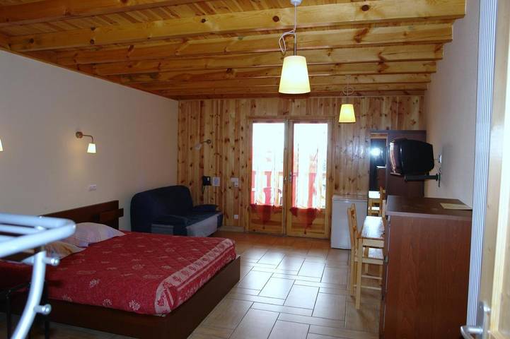 Hôtel pour 2 personnes, avec terrasse, animaux acceptés à Allègre - 3