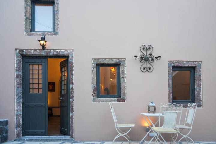 Vacation rental for 2 people, with yard in Santorini