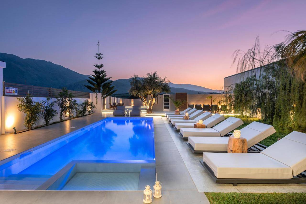 Appartement entier, Hypnosis Beachside Villa with Private Heated Pool in Région de la Canée