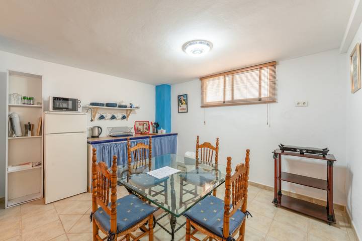 Entire apartment, 'Ideal Vacation Sun & Beach' Apartment with Private Pool, Terrace & Wi-Fi in Las Chapas, Marbella