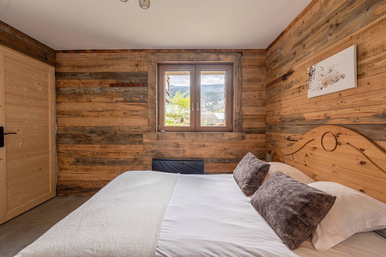 Appartamento intero, Appartamento "La Cabane Du Cerf" con vista sulle montagne, terrazza privata e Wi-Fi in Les Allues, Le tre valli