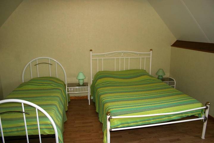 Gîte pour 10 personnes, avec terrasse ainsi que piscine et jardin