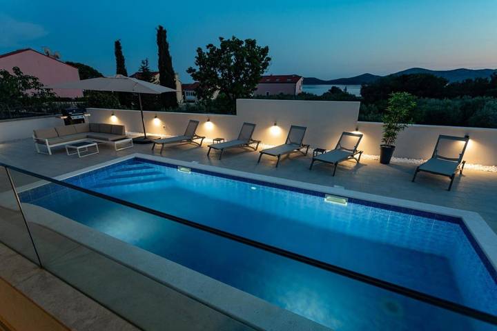 Villa pour 10 personnes, avec Balcon et Terrasse ainsi que Jardin et Piscine à Biograd na Moru