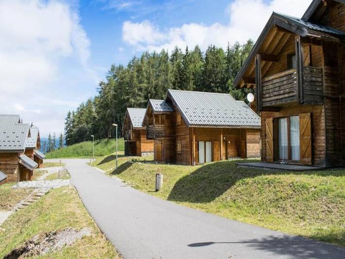 Lodge for 4 people, with pool, child-friendly in French Alps