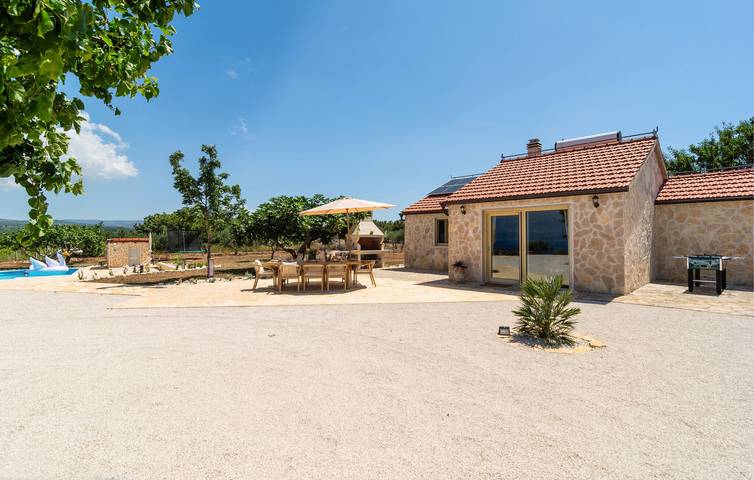 Ferienhaus für 6 Personen, mit Terrasse und Garten in Sutivan