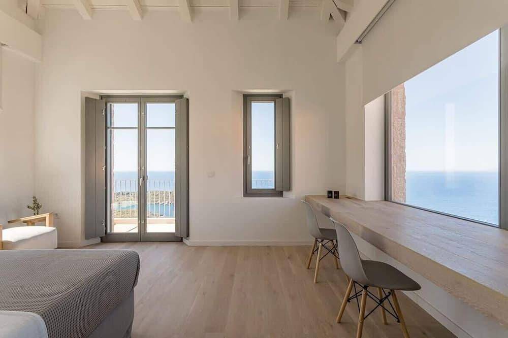 Hilltop Sea-View Retreat • Pool & 4 En-suite Brs in Kardamyli, Messenien