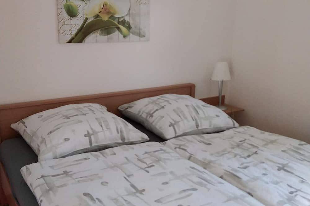 Ganze Wohnung, Die Wohnung verfügt über ca. 40 qm Wohnfläche.Die Fewo ist eingerichtet mit einer Küche, sowie Essgelegenheit (für 4 Personen) und einer Schlafcouch und Tv. in Gräfenhainichen, Dessau-Wörlitzer Gartenreich