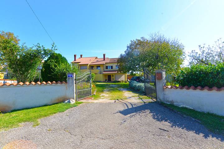 Ferienhaus für 7 Personen, mit Balkon in Barban