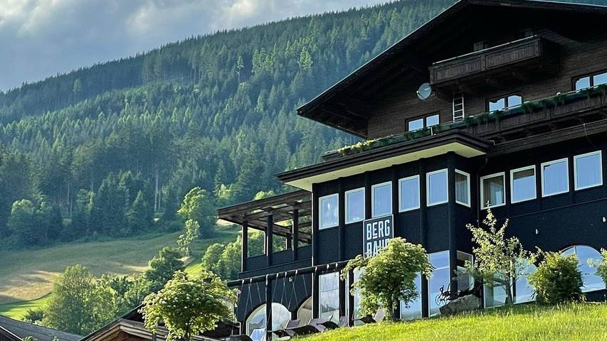 Ferienwohnung für 4 Personen, mit Garten und Sauna sowie Whirlpool und Pool, mit Haustier in Neukirchen am Großvenediger