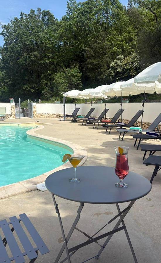 Chambre d’hôte pour 4 personnes, avec vue ainsi que jardin et piscine