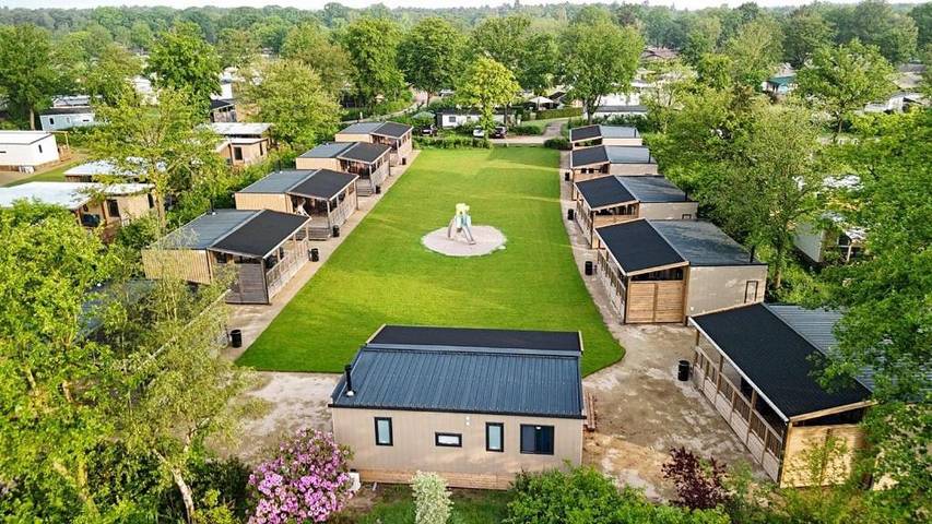 Ferienhaus für 6 Personen, mit Whirlpool und Terrasse sowie Garten und Kinderpool