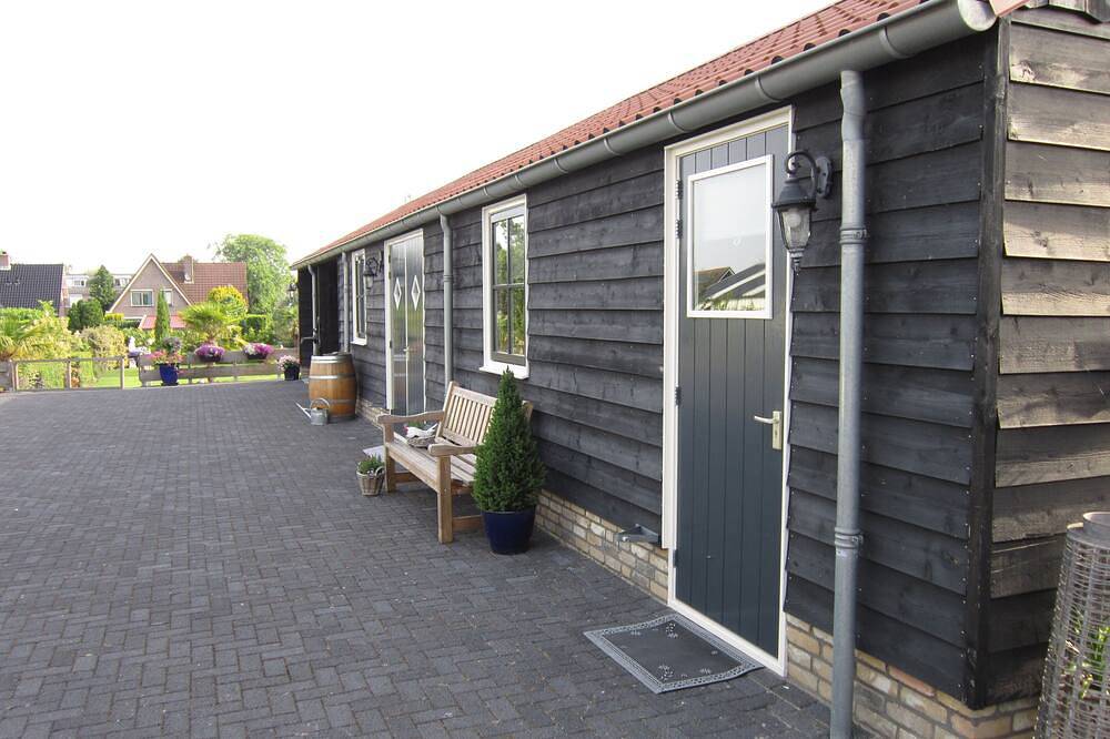 Beautiful b&b/ vacation home located on a large garden surrounded by water. in Bovenkarspel, Markermeer