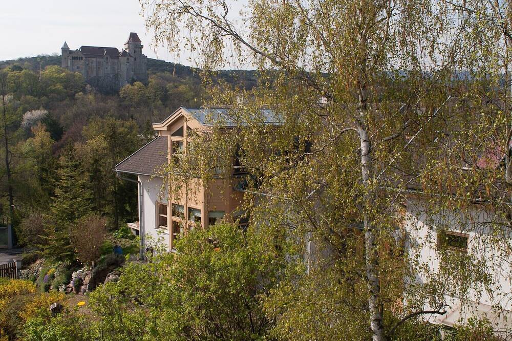 Bio Ferienhaus mit Garten & Badeteich in Ruhelage, Wien erreichbar in 15 Minuten in Maria Enzersdorf am Gebirge, Wienerwald