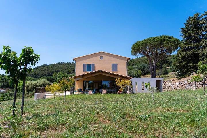 Villa pour 12 personnes, avec vue ainsi que piscine et jardin, adapté aux familles à Ollioules - 4