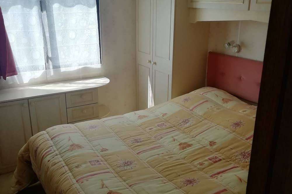 Mobilome type chalet avec terrasse 15 metres carré, vue sur montagne avoisinante in Vergongheon, Haute-Loire