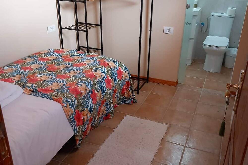 Apartamento entero, Single room with a single bed and en-suite bathroom. The window looks out onto the patio area in Vilaflor de Chasna, Tenerife Sur