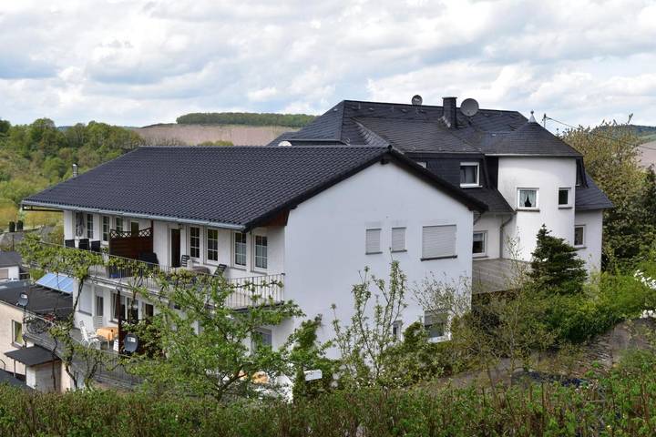Ferienwohnung für 5 Personen, mit Balkon und Terrasse sowie Garten und Ausblick in Wiltingen