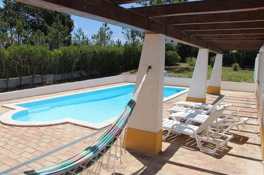 Große Villa mit Pool und Grill, in einer ruhigen Gegend. Erstaunliche Strände und Brandung. in Arrifana, Aljezur