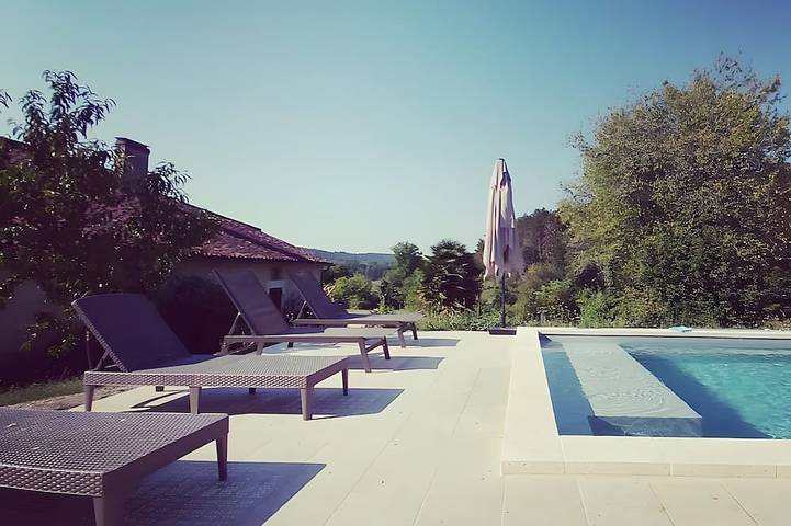 Location de vacances pour 4 personnes, avec piscine et jardin à Château-l'Évêque