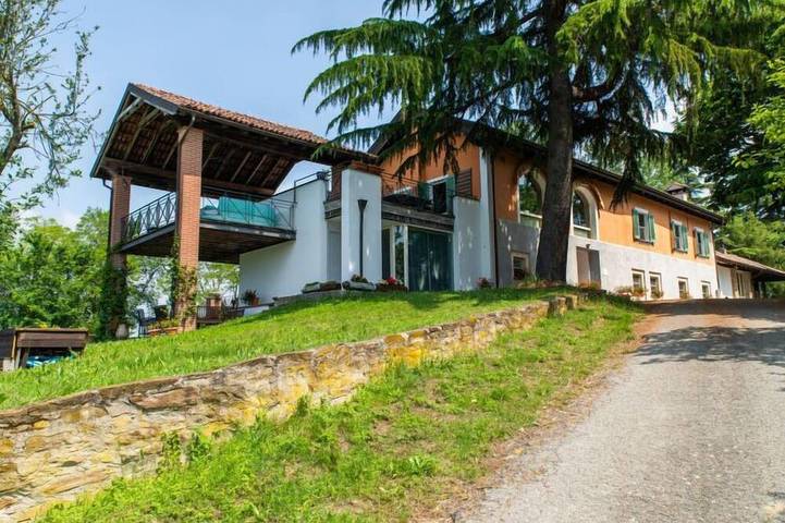 Agriturismo per 12 persone, con piscina e giardino nonché idromassaggio in Ovada