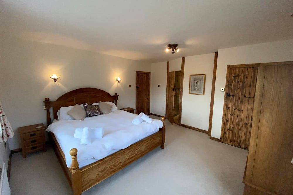 Spacious Family & Group Retreat | Sleeps 10 | Hot Tub & Games Room | Dorset in Dorset
