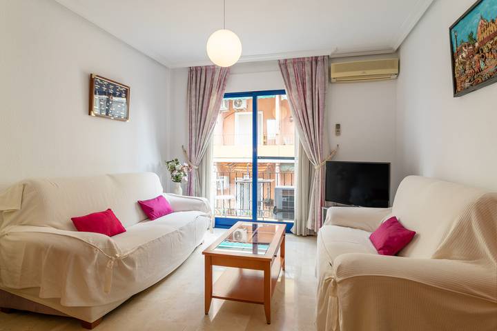 Apartamento entero, Apartamento "Miraflores Central Alicante" con balcón, aire acondicionado y Wi-Fi in El Barrio, Alicante