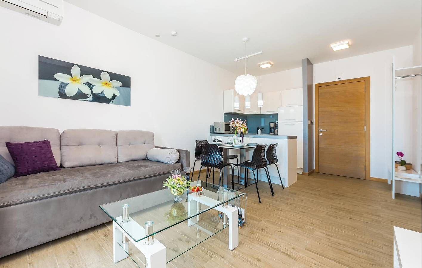 Ganze Ferienwohnung, Charmante Unterkunft, 1,5 km vom Strand entfernt: Gemütliche 62 m² große Ferienwohnung mit Pool und WLAN in Rogoznica, Šibenik-Knin