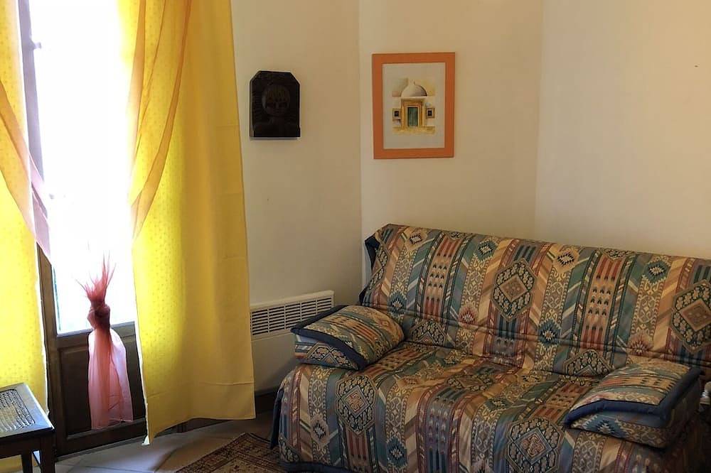 A 50 metros del mar, casa en el corazón del pueblo, tiendas, playas y puerto. in Macinaggio, Tomino