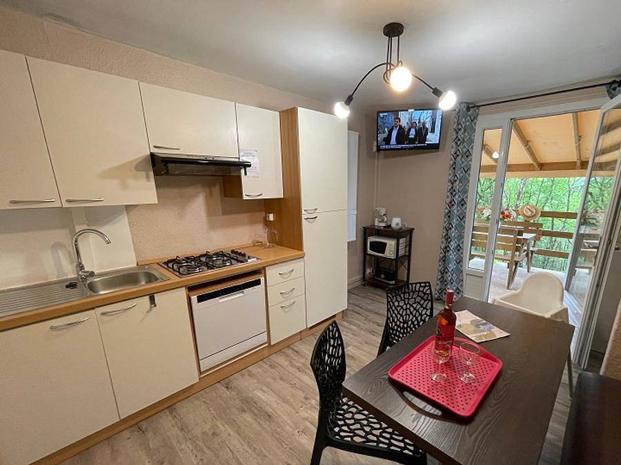 Camping La Chêneraie **** - Gîte 5 personnes - Cottage La Gariotte - 5 personnes - 2 chambres - Climatisé - Télévision - Lave-vaisselle - S in Saint-Géry-Vers, Parc Naturel Régional des Causses du Quercy