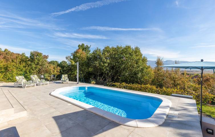 Sonniges Apartment mit Pool und Parkplatz – WLAN inklusive in Dalmatinisches Zagora