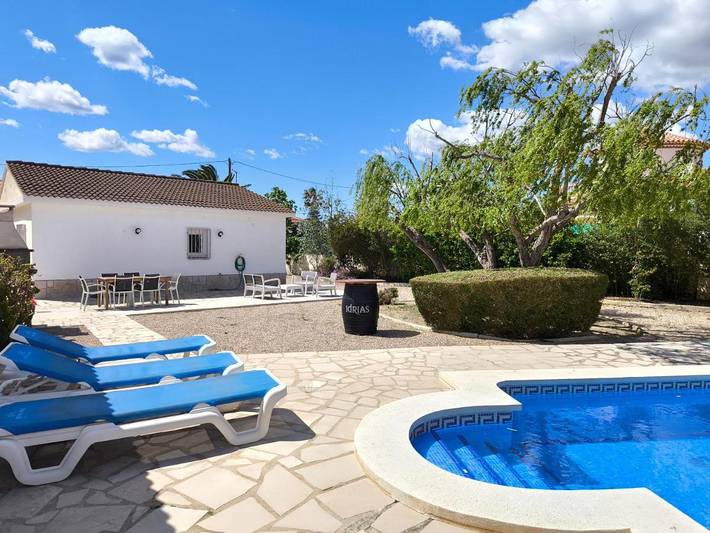Villa für 6 Personen, mit Terrasse und Garten sowie Pool und Ausblick