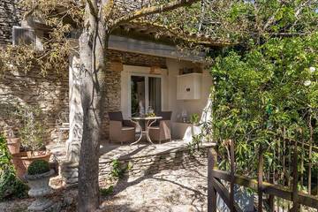 Gîte pour 2 personnes, avec terrasse ainsi que jardin et piscine à Lagnes