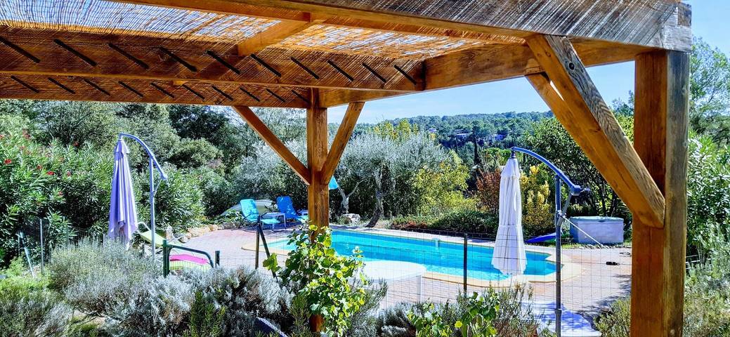 Studio pour 3 personnes, avec terrasse ainsi que jardin et piscine, animaux acceptés