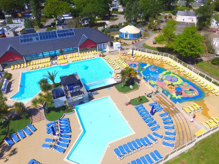 Camping pour 7 personnes, avec terrasse et jardin ainsi que piscine et jacuzzi