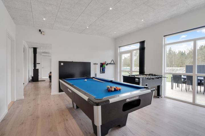 Luxury holiday home with outdoor hot tub, games room with pool table and fireplace in Nørre Nebel, Región de Varde