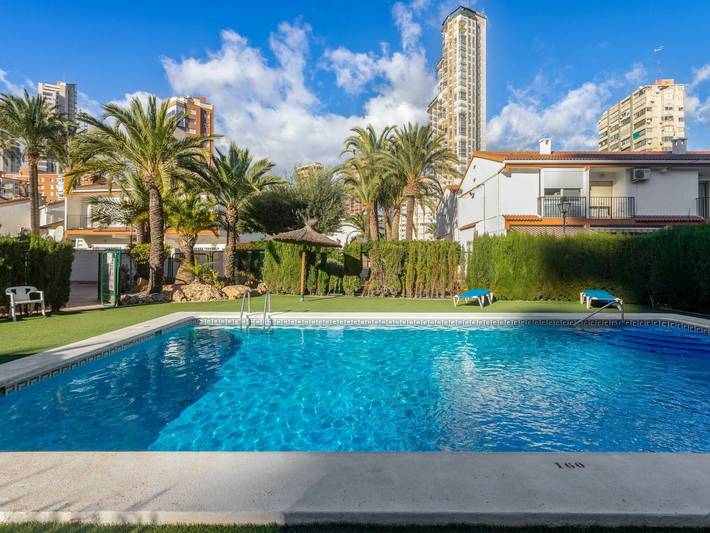 Bungalow para 4 personas, con piscina y jardín en Benidorm