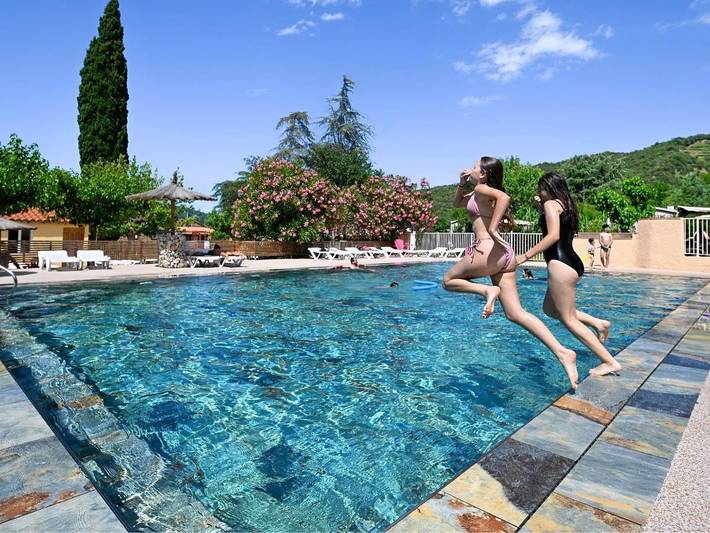 Camping pour 6 personnes, avec Terrasse et Jardin ainsi que Bassin pour enfant et Piscine