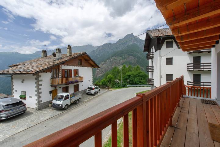Studio 'La Chambre D'Emilie - Romantic Room' with Lake View, Shared Terrace and Wi-Fi in Breuil-Cervinia, Valtournenche