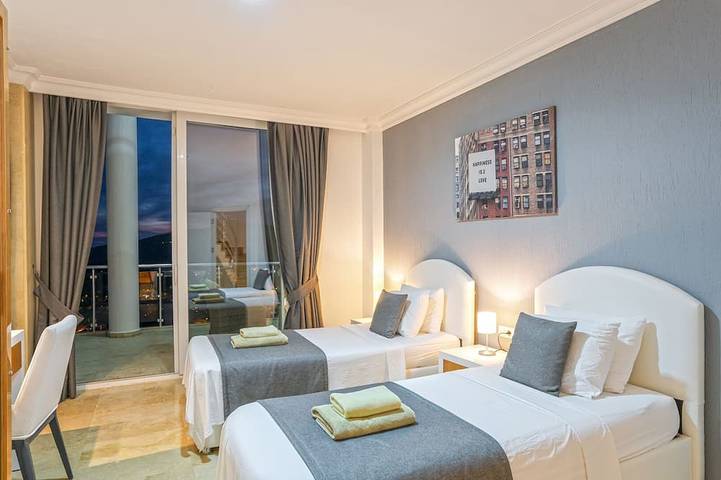 Luxuriöse Villa mit 5 Schlafzimmern, Infinity-Pool und Spielzimmer, ideal für Familien in Kaş, Saklıkent