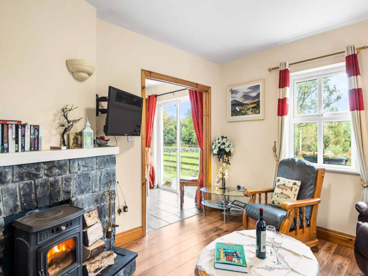 Ganze Wohnung, Cottage nahe Lough Mask mit Gartenblick in Neale ED, Claremorris=Swinford Municipal District