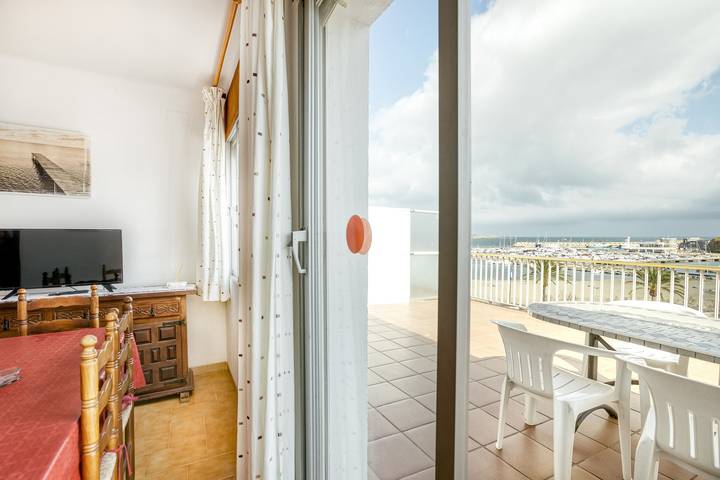Apartamento entero, "Apartamento Mediterranean View 3-4" cerca de la playa con terraza y Wi-Fi in Platja del Port (Llanca), Llansá